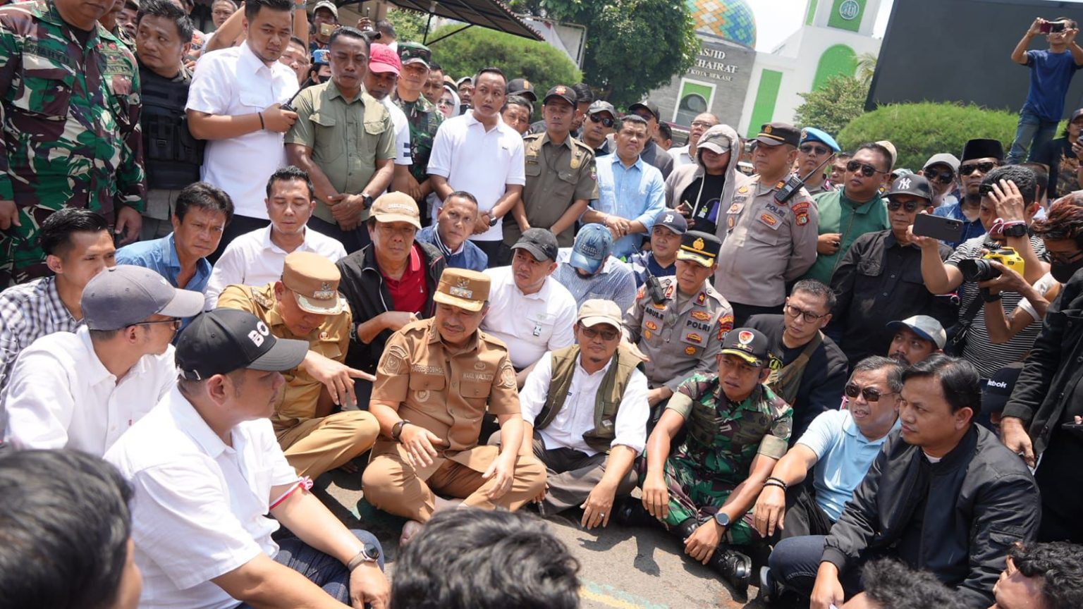 Terima Aspirasi, Ketua DPRD duduk lesehan dijalan bersama mahasiswa (dok).