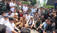 Terima Aspirasi, Ketua DPRD duduk lesehan dijalan bersama mahasiswa (dok).