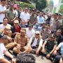 Terima Aspirasi, Ketua DPRD duduk lesehan dijalan bersama mahasiswa (dok).