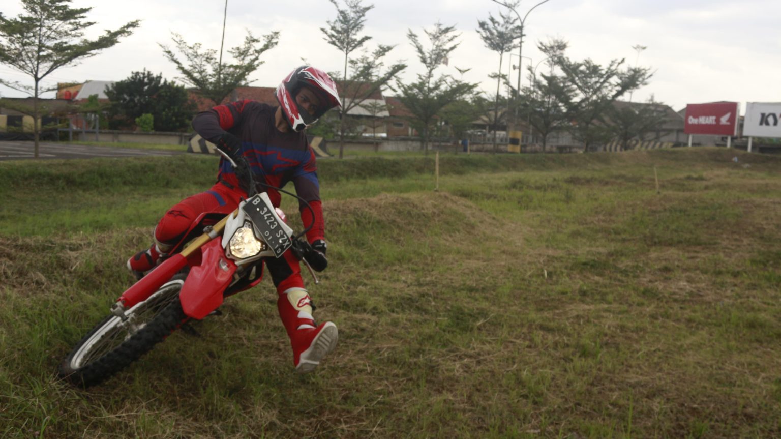 Cara Menikung Aman di Lintasan Tanah untuk Pengendara Offroad (dok Honda).