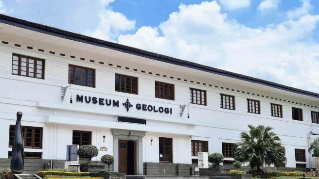 Musieum Geologi bisa jadi wisata bersejarah yang wajib di kunjungi bersama keluarga (JNEWS).