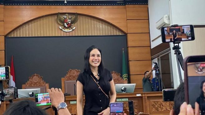 Nikita Mirzani divonis 4 tahun penjara (Tribunnews).