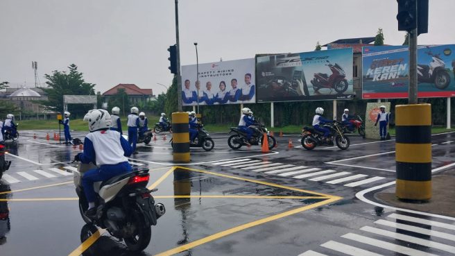 Pahami Arti Warna Rambu Lalu Lintas, Kunci Awal Keselamatan Berkendara (dok Honda).