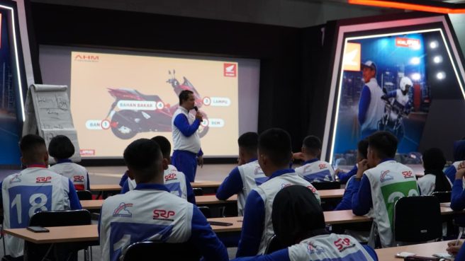 Instruktur Safety Riding Honda memberikan pelatihan keselamatan berkendara di AHM Safety Riding Park, Deltamas kepada Pejuang Muda Keselamatan Jalan Indonesia (dok).