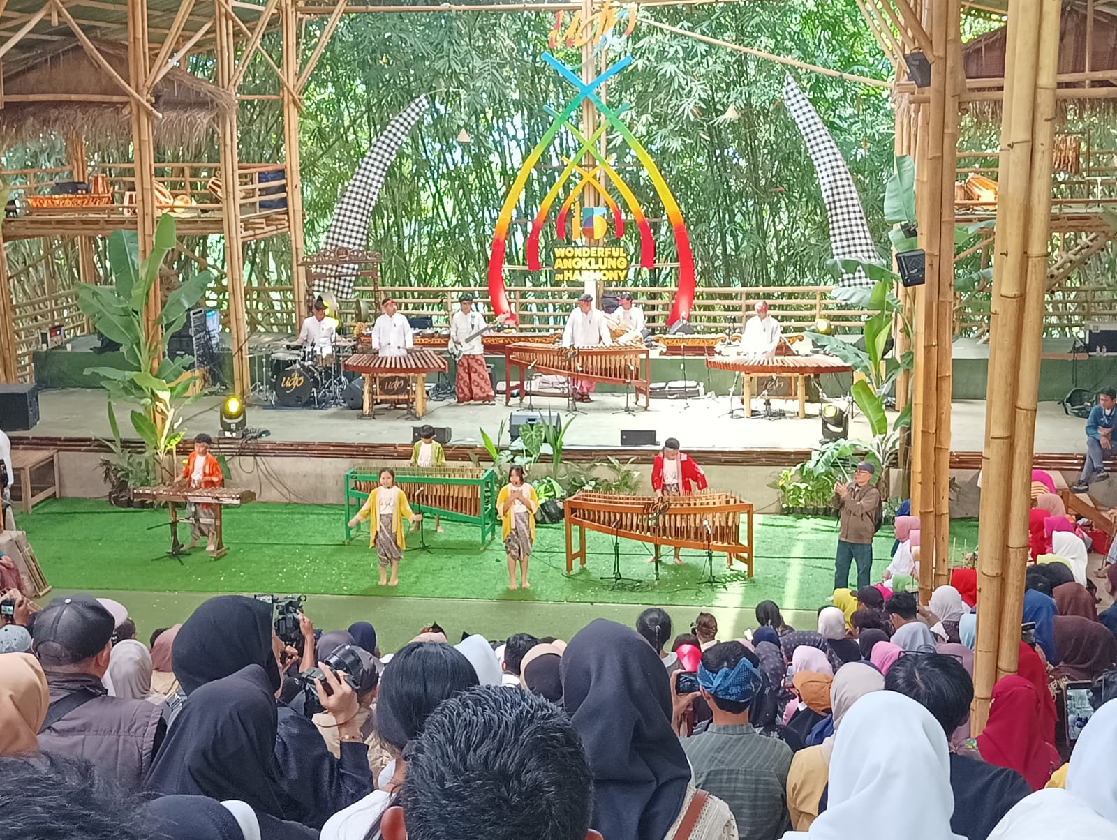 Penampilan Arumba Cicit (Rizki Oktaviani Prolitenews).