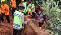 Pencarian korban longsor terus dilakukan (Humas Polri).