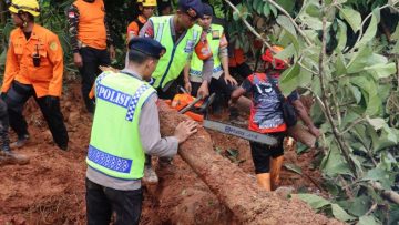 Pencarian korban longsor terus dilakukan (Humas Polri).