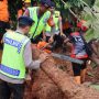 Pencarian korban longsor terus dilakukan (Humas Polri).