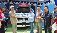 Sekretaris Komisi II DPRD Kota Bekasi Serahkan Bantuan Ambulans Gratis untuk Warga Aren Jaya (dok).