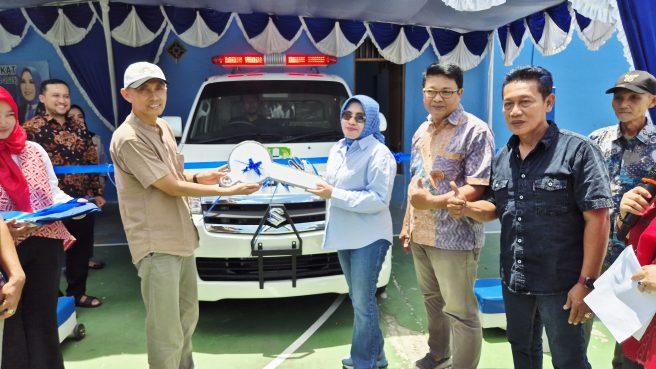 Sekretaris Komisi II DPRD Kota Bekasi Serahkan Bantuan Ambulans Gratis untuk Warga Aren Jaya (dok).