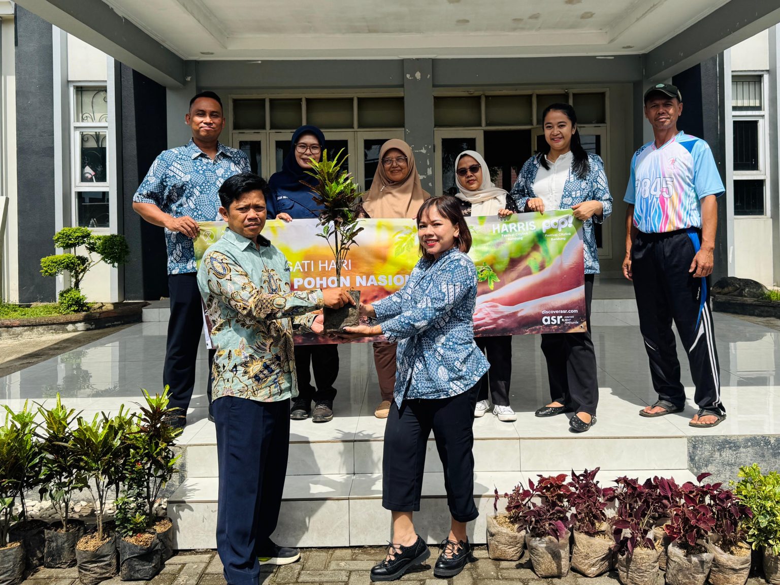 HARRIS & POP! Hotel Festival Citylink Laksanakan Program Penghijauan di SMK Negeri 1 Soreang dalam Rangka Hari Menanam Nasional (dok).