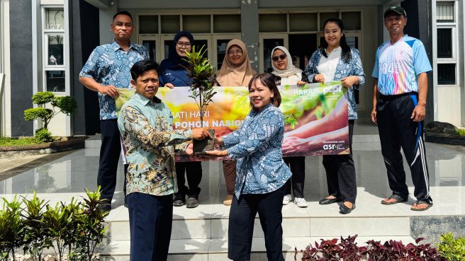 HARRIS & POP! Hotel Festival Citylink Laksanakan Program Penghijauan di SMK Negeri 1 Soreang dalam Rangka Hari Menanam Nasional (dok).