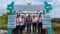 Ketua Yayasan AHM Ahmad Muhibbuddin (tengah) bersama pemerintah setempat meresmikan Desa Sejahtera Astra Honda Jalatrang, Ciamis (dok).