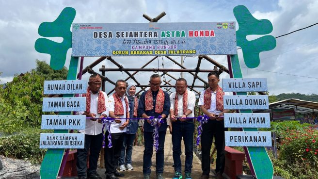Ketua Yayasan AHM Ahmad Muhibbuddin (tengah) bersama pemerintah setempat meresmikan Desa Sejahtera Astra Honda Jalatrang, Ciamis (dok).