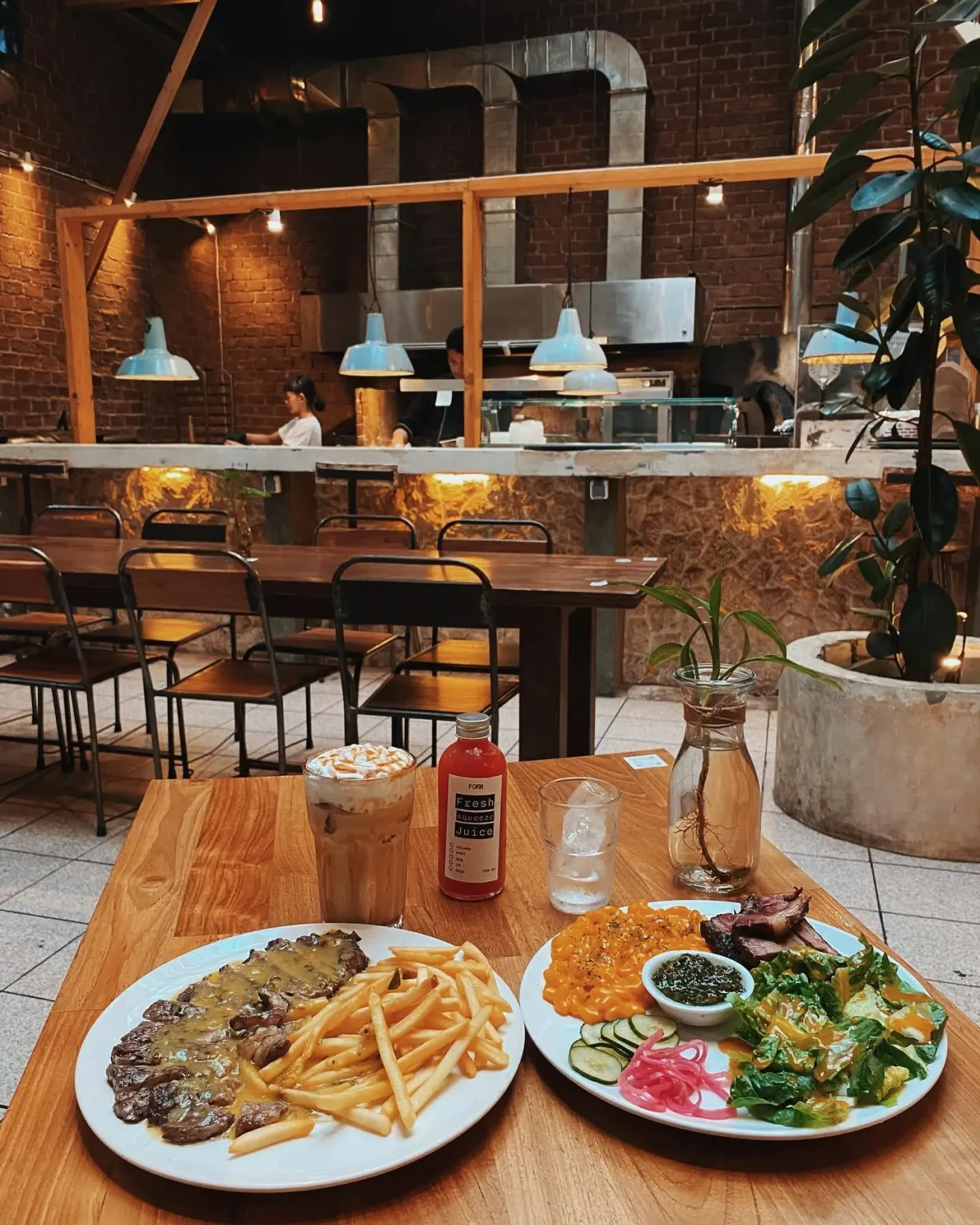 Kuliner malam di Kota Bandung yang wajib dicoba (Madhang).