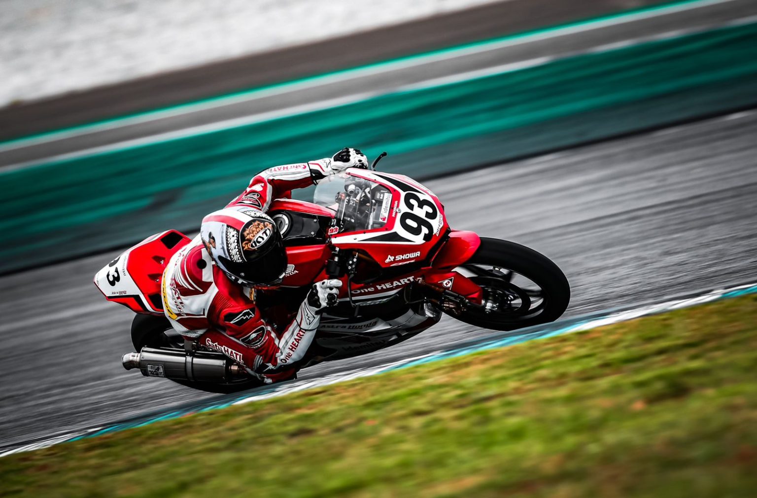 Pebalap Astra Honda Racing Team (AHRT) berpeluang cetak sejarah balap untuk Indonesia dengan mengawinkan gelar juara Asia dalam dua kelas dalam satu musim. Peluang tersebut hadir melalui Fadillah Arbi Aditama di kelas AP250 serta Mohammad Adenanta Putra di kelas SS600 (dok).