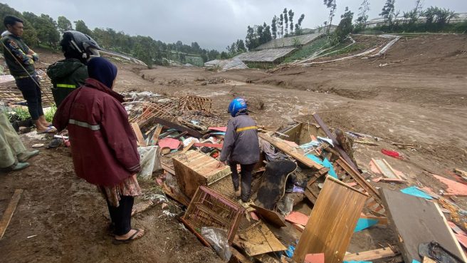 113 Jiwa Terdampak Longsor di Cisarua Kabupaten Bandung Barat (Kompas).