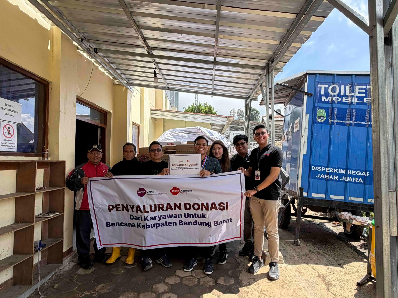 Daya Group dan DAM Salurkan Bantuan serta Gelar Servis Gratis untuk Korban Bencana Tanah Longsor di Cisarua, Bandung Barat (dok Hond).