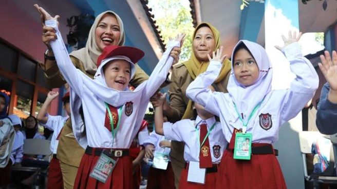 Wali Kota Bandung Salurkan Rp38 Miliar, Jaga Anak Tetap Sekolah