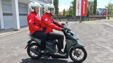 Hindari Berboncengan dengan Memegang Behel Belakang Sepeda Motor (dok Honda).