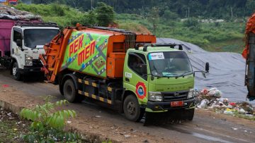 Pengangkutan ke TPA Sarimukti Kembali Berjalan, Penanganan Sampah Berangsur Normal (dok).