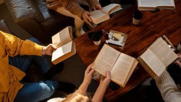 Membaca adalah melawan