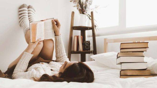 Baca Buku Sambil Tiduran