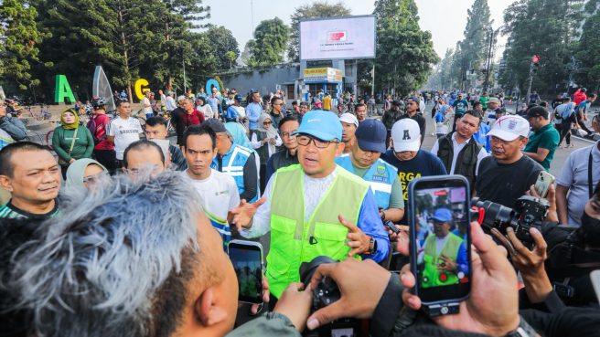 Sapu-Sapu Bandung Jadi Rutinitas Baru (dok Humas Kota Bandung).