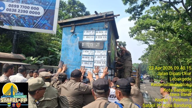 Satpol PP Tertibkan PKL di Sekitar Monju (dok Humas Kota Bandung).