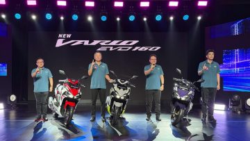 Kiri-Kanan: Marketing Director AHM – Octavianus Dwi, President Director AHM – Yuichi Shimizu, Executive Vice President Director AHM – Thomas Wijaya dan Marketing Director AHM- Naoki Kajino memperkenalkan New Honda Vario Evo 160 di AHM Safety Riding and Training Center, Deltamas, Cikarang, Jawa Barat (dok).