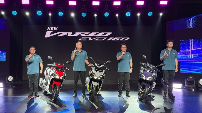 Kiri-Kanan: Marketing Director AHM – Octavianus Dwi, President Director AHM – Yuichi Shimizu, Executive Vice President Director AHM – Thomas Wijaya dan Marketing Director AHM- Naoki Kajino memperkenalkan New Honda Vario Evo 160 di AHM Safety Riding and Training Center, Deltamas, Cikarang, Jawa Barat (dok).