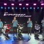 Kiri-Kanan: Marketing Director AHM – Octavianus Dwi, President Director AHM – Yuichi Shimizu, Executive Vice President Director AHM – Thomas Wijaya dan Marketing Director AHM- Naoki Kajino memperkenalkan New Honda Vario Evo 160 di AHM Safety Riding and Training Center, Deltamas, Cikarang, Jawa Barat (dok).