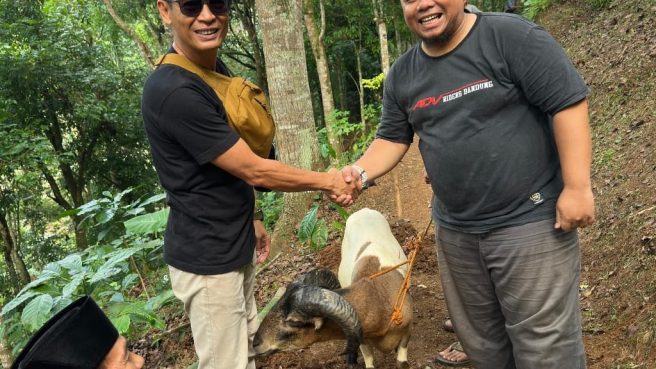 Komunitas ADV Riders Bandung menggelar acara berkurban (dok).