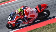 Aksi pebalap muda binaan PT Astra Honda Motor (AHM), Muhammad Kiandra Ramadhipa untuk bersiap menghadapi putaran kedua Moto3 Junior World Championship 2026 di Circuito do Estoril, Portugal (12-14). Pebalap bernomor #32 ini siap kembali bersaing ketat di grup depan demi mengharumkan nama Indonesia (dok).