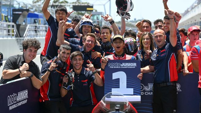 Pebalap binaan PT Astra Honda Motor (AHM) Muhammad Kiandra Ramadhipa (tengah) berhasil meraih podium pertama perdananya pada putaran kedua Moto3 Junior World Championship 2026 di Circuito do Estoril, Portugal, Minggu (14/6) (Honda).