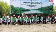 Jajaran manajemen PT Astra Honda Motor bersama Pemerintah Provinsi Jawa Barat, Pemerintah Kabupaten Karawang melakukan penanaman pohon mangrove di Kawasan Ekowisata Mangrove Tambaksari, Karawang (22/7).