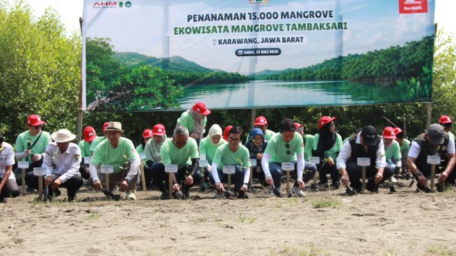 Jajaran manajemen PT Astra Honda Motor bersama Pemerintah Provinsi Jawa Barat, Pemerintah Kabupaten Karawang melakukan penanaman pohon mangrove di Kawasan Ekowisata Mangrove Tambaksari, Karawang (22/7).