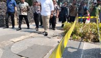 Farhan tinjau jalan Cihapit usai 10 pohon di tebang tanpa ijin (dok).