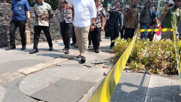 Farhan tinjau jalan Cihapit usai 10 pohon di tebang tanpa ijin (dok).