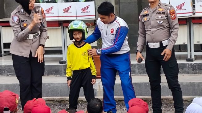 Peringati Hari Anak Nasional, Safety Riding Center DAM Bersama Polres Cimahi Edukasi Keselamatan Berkendara dan Bagikan Helm untuk Siswa SD (dok Honda).