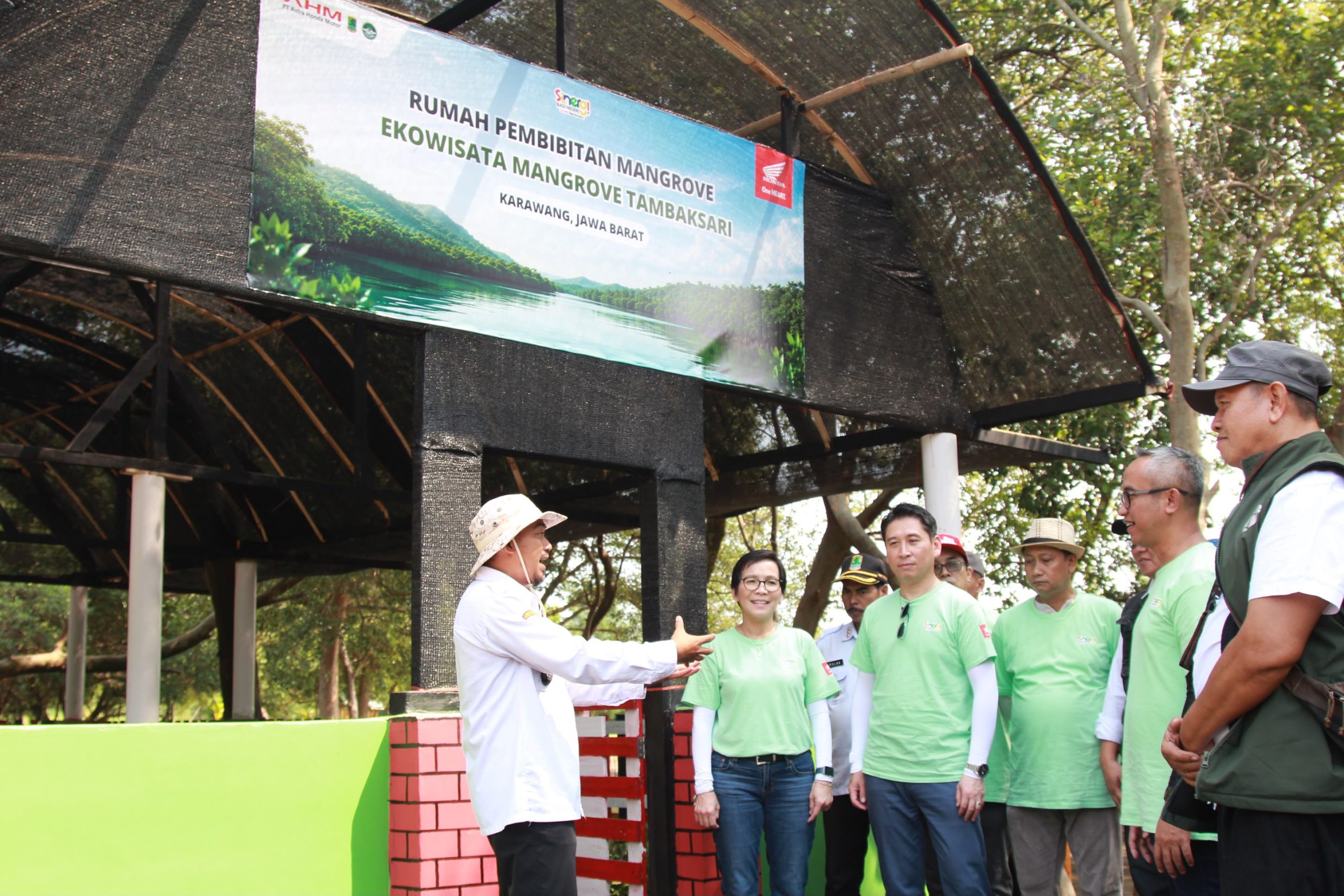  Kunjungan jajaran manajemen PT Astra Honda motor ke Rumah Pembibitan Mangrove di Kawasan Ekowisata Mangrove Tambaksari, Karawang (22/7).
