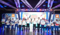 Jajaran manajemen AHM, President Director AHM – Yuichi Shimizu, Executive Vice President Director AHM - Thomas Wijaya, Marketing Director AHM - Octavianus Dwi dan Marketing Director AHM - Naoki Kajino berfoto bersama para pemenang The 17th Astra Honda Safety Riding Instructors Competition (AHSRIC) 2026 (07/08).