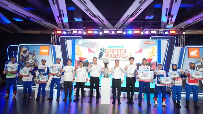 Jajaran manajemen AHM, President Director AHM – Yuichi Shimizu, Executive Vice President Director AHM - Thomas Wijaya, Marketing Director AHM - Octavianus Dwi dan Marketing Director AHM - Naoki Kajino berfoto bersama para pemenang The 17th Astra Honda Safety Riding Instructors Competition (AHSRIC) 2026 (07/08).