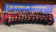 Aji Sofian Febrianto bersama Gerhana Nada Choir SMAN 1 Brebes (dok).