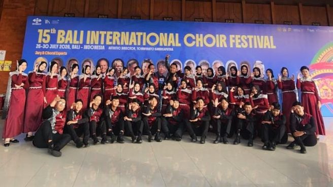 Aji Sofian Febrianto bersama Gerhana Nada Choir SMAN 1 Brebes (dok).