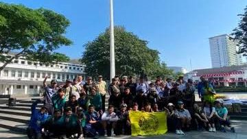 B2W bersama 40 siswa SMP bersepeda dari Pendopo menuju Pemkot Bandung (istimewa).