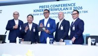 Kinerja ini disampaikan oleh Direktur Utama BSI Anggoro Eko Cahyo (tengah), Wakil Direktur Utama Bob T Ananta (dua dari kiri), Direktur Finance & Strategy Ade Cahyo Nugroho (dua dari kanan), Direktur Risk Management Grandhis H.Harumansyah (kiri) dan Direktur Retail Banking Kemas Erwan Husainy (paling kanan) pada paparan kinerja perseroan triwulan II/2026 di Kantor Pusat BSI Jakarta (21/8).