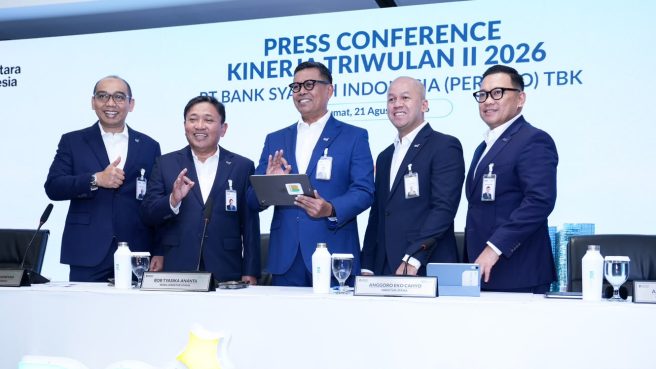 Kinerja ini disampaikan oleh Direktur Utama BSI Anggoro Eko Cahyo (tengah), Wakil Direktur Utama Bob T Ananta (dua dari kiri), Direktur Finance & Strategy Ade Cahyo Nugroho (dua dari kanan), Direktur Risk Management Grandhis H.Harumansyah (kiri) dan Direktur Retail Banking Kemas Erwan Husainy (paling kanan) pada paparan kinerja perseroan triwulan II/2026 di Kantor Pusat BSI Jakarta (21/8).