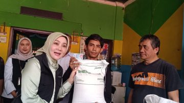 Anggota Komisi VIII DPR RI dari daerah pemilihan Bandung-Cimahi, Atalia Praratya pantau bantuan beras tiga bulan (Dok).