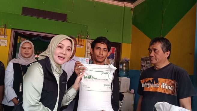 Anggota Komisi VIII DPR RI dari daerah pemilihan Bandung-Cimahi, Atalia Praratya pantau bantuan beras tiga bulan (Dok).